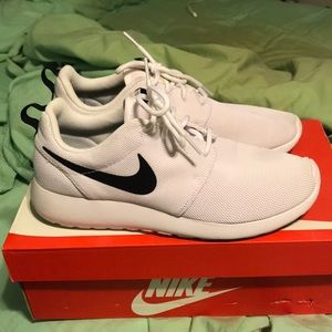 White Nike Roshe One - size 9